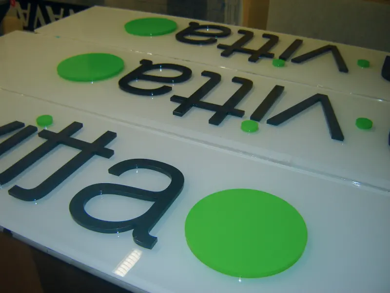 Letras corpóreas retroiluminadas